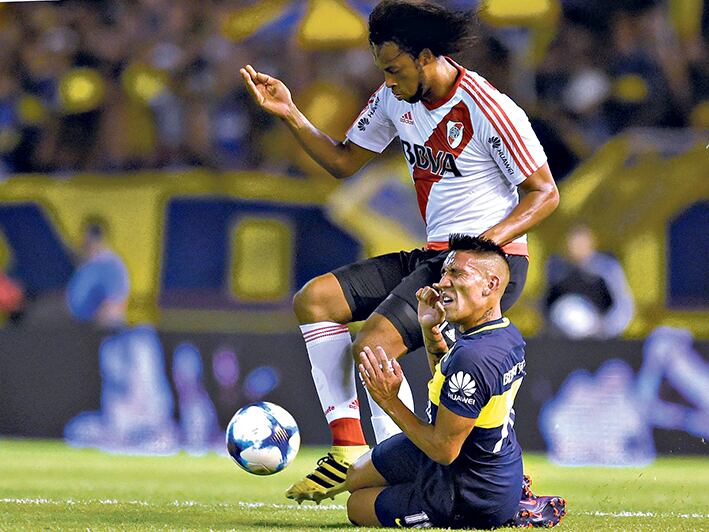 Mina, autor del segundo gol de River, le entra duro a Centurión.