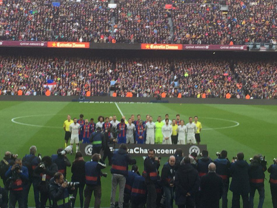 Los jugadores del Barcelona y el Madrid hicieron un minuto de silencio por los futbolistas del Chapecoense.