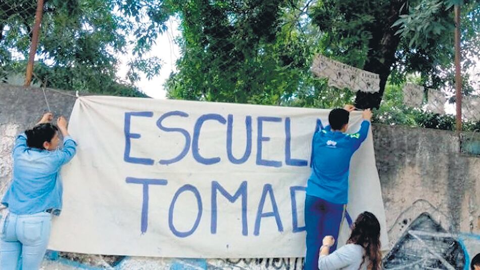 En la EP13 y ES40, las clases se dan en el patio por imposibilidad.