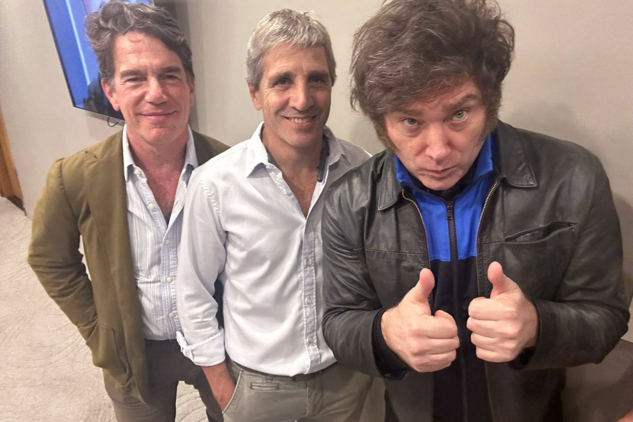 “Rumbo a los Estados Unidos. Viva la libertad carajo”, dice el posteo de Milei donde se lo ve a "Toto" Caputo. 