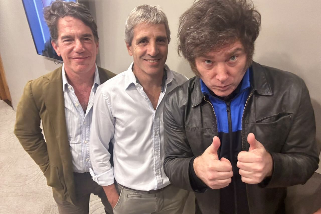 “Rumbo a los Estados Unidos. Viva la libertad carajo”, dice el posteo de Milei donde se lo ve a "Toto" Caputo.