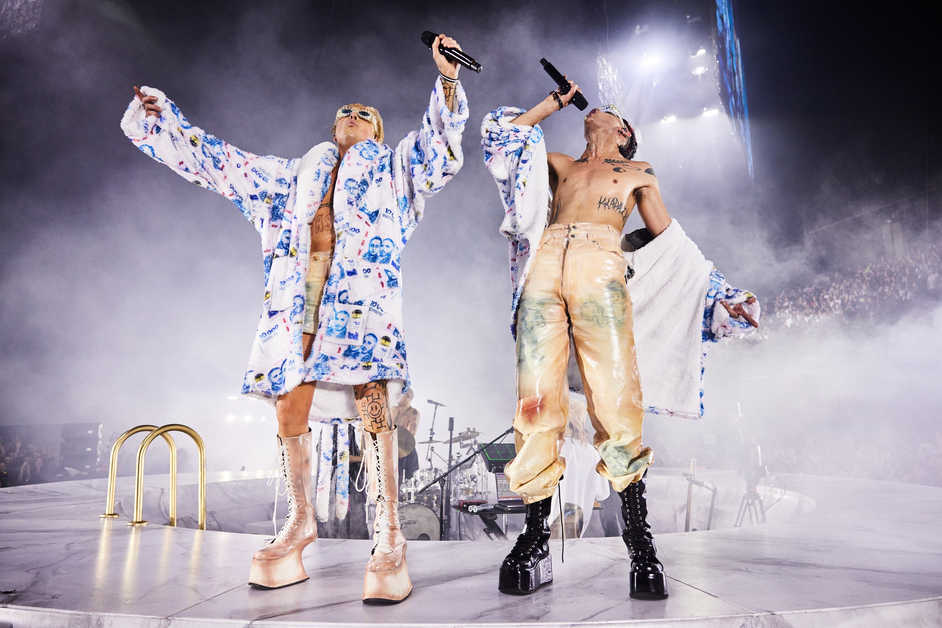Paco Amoroso y CA7RIEL en plena muestra de su universo lisérgico.