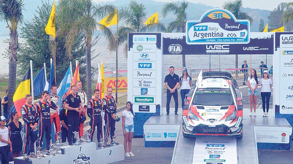 El piloto de Estonia, en lo más alto del podio.