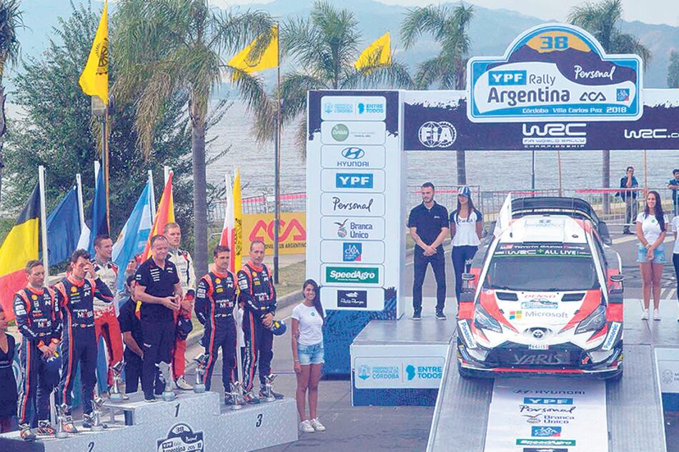 El piloto de Estonia, en lo más alto del podio.