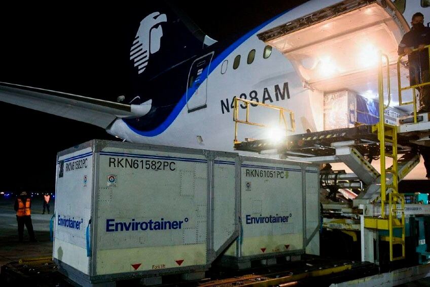 El vuelo AM30 de AeroMéxico tocó la pista minutos antes de la nueve de la noche del miércoles.