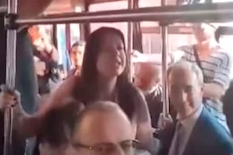 Pettovello y el secretario de Educación, Carlos Torrendell, durante el viaje en el micro.