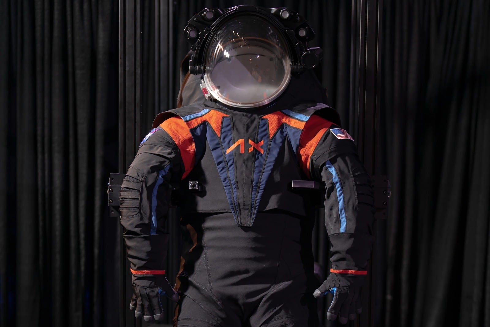 Así es el nuevo traje espacial. 