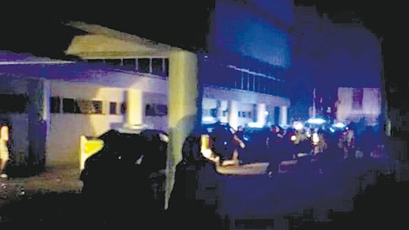 En medio de la oscuridad, personal de franco del hospital se acercó para atender la emergencia.