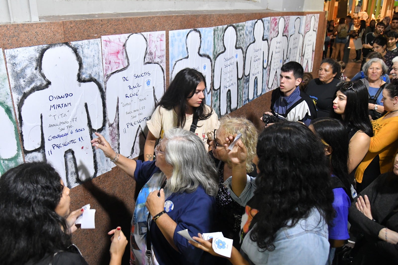 En el Siluetazo creatividad y política se articularon para expresar la demanda de aparición con vida de los 30 mil.