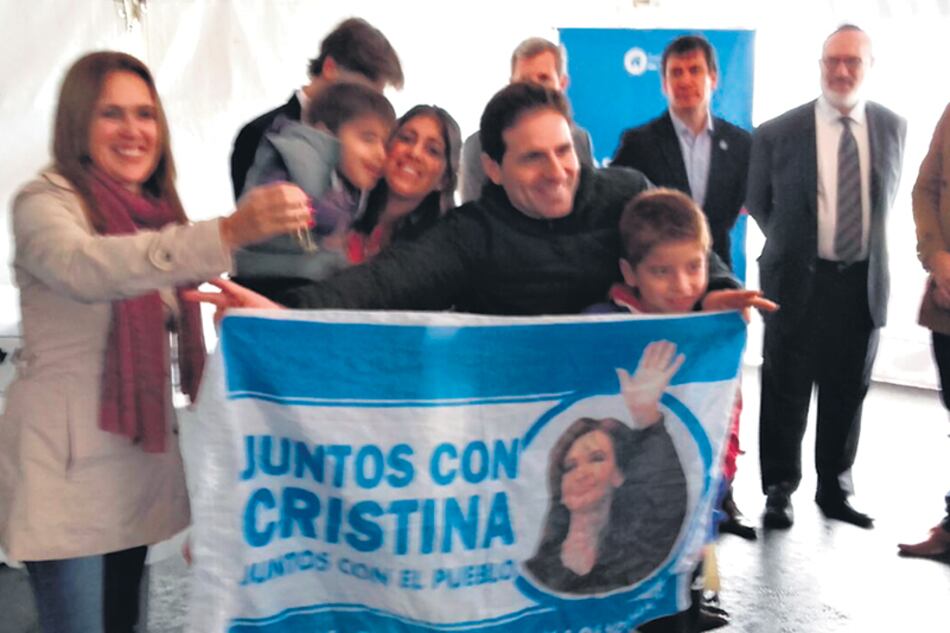 Los vecinos esperaron a los funcionarios de Cambiemos con carteles de reconocimiento a CFK.