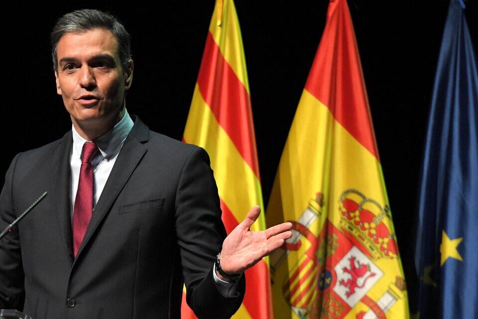 "Se habla a menudo de beneficios caídos del cielo. No hay tales, salen del bolsillo de los consumidores que pagan los recibos", explicó Sánchez.