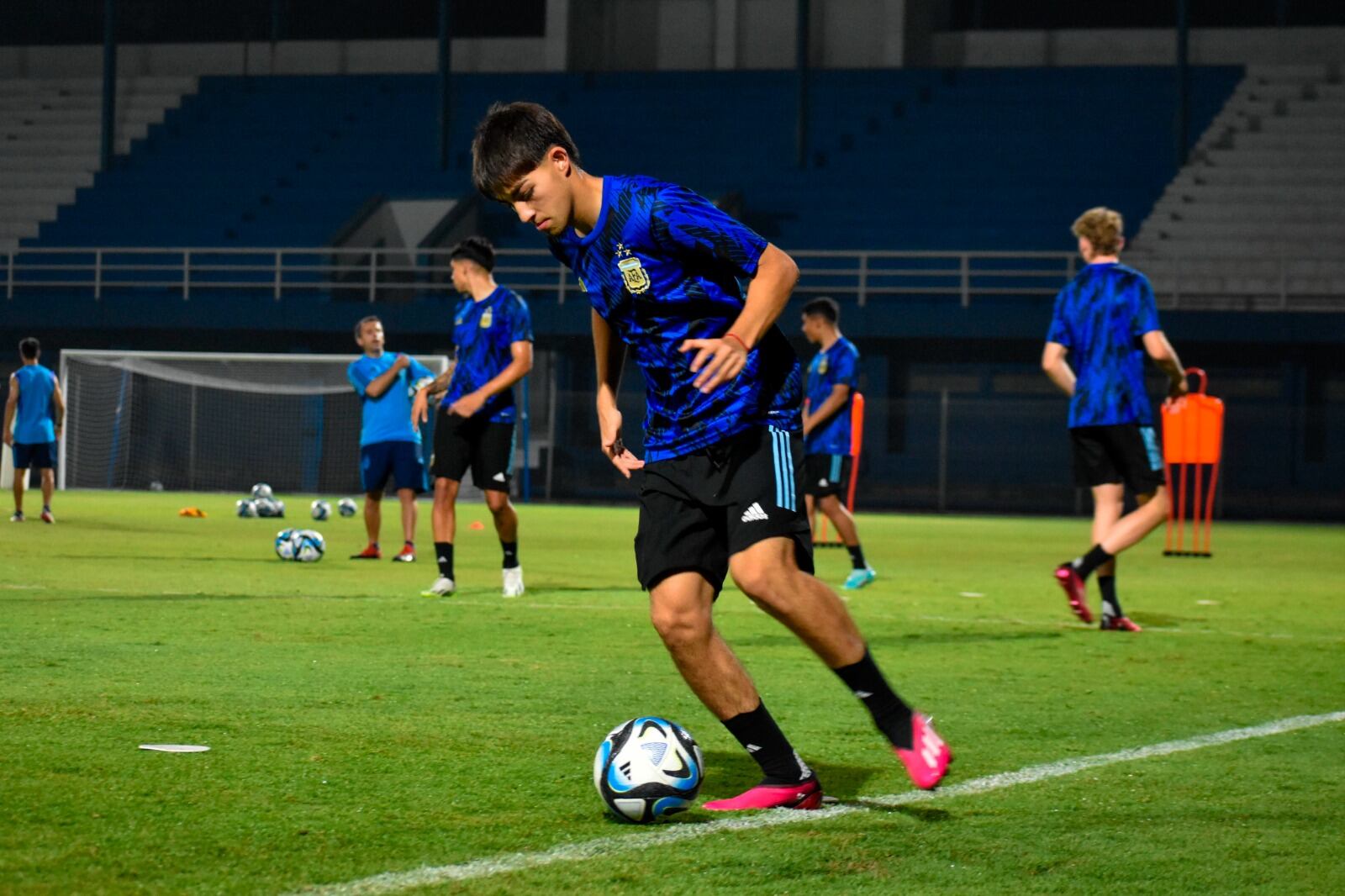 Valentino Acuña, de Newell's, inamovible en el medio argentino