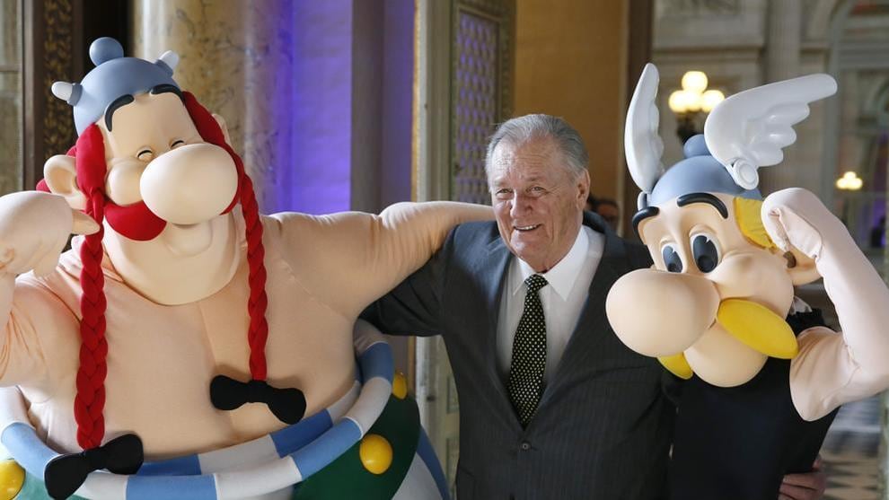 Uderzo con los muñecos de su máxima creación.