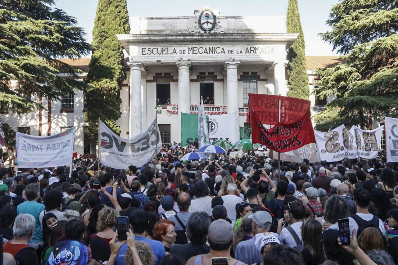 Masiva convocatoria en defensa de las políticas de derechos humanos y los puestos de trabajo en el sector.