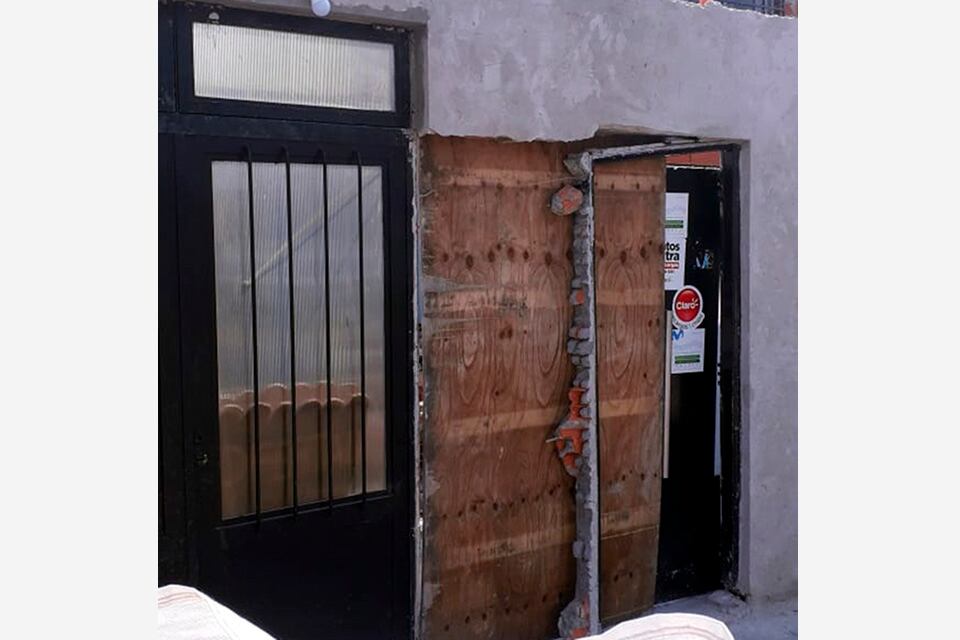 El frente de la casa donde embistió el auto quedó destruido 