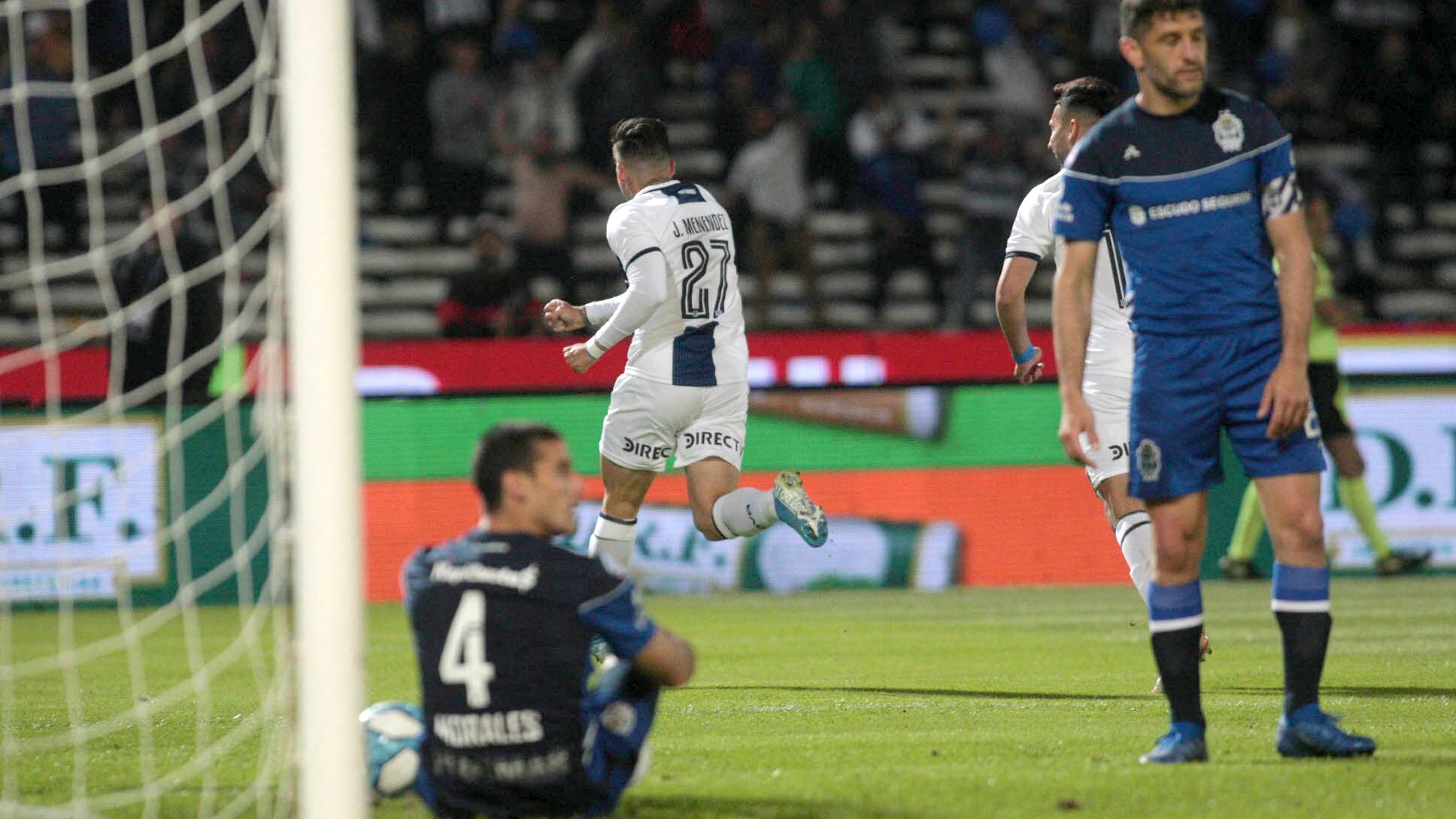 Menéndez festeja el primero de Talleres.