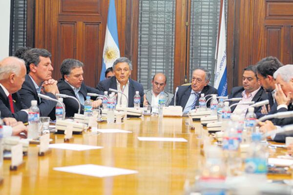 Francisco Cabrera, ministro de Producción, en reciente encuentro con empresarios. Está en la mira.