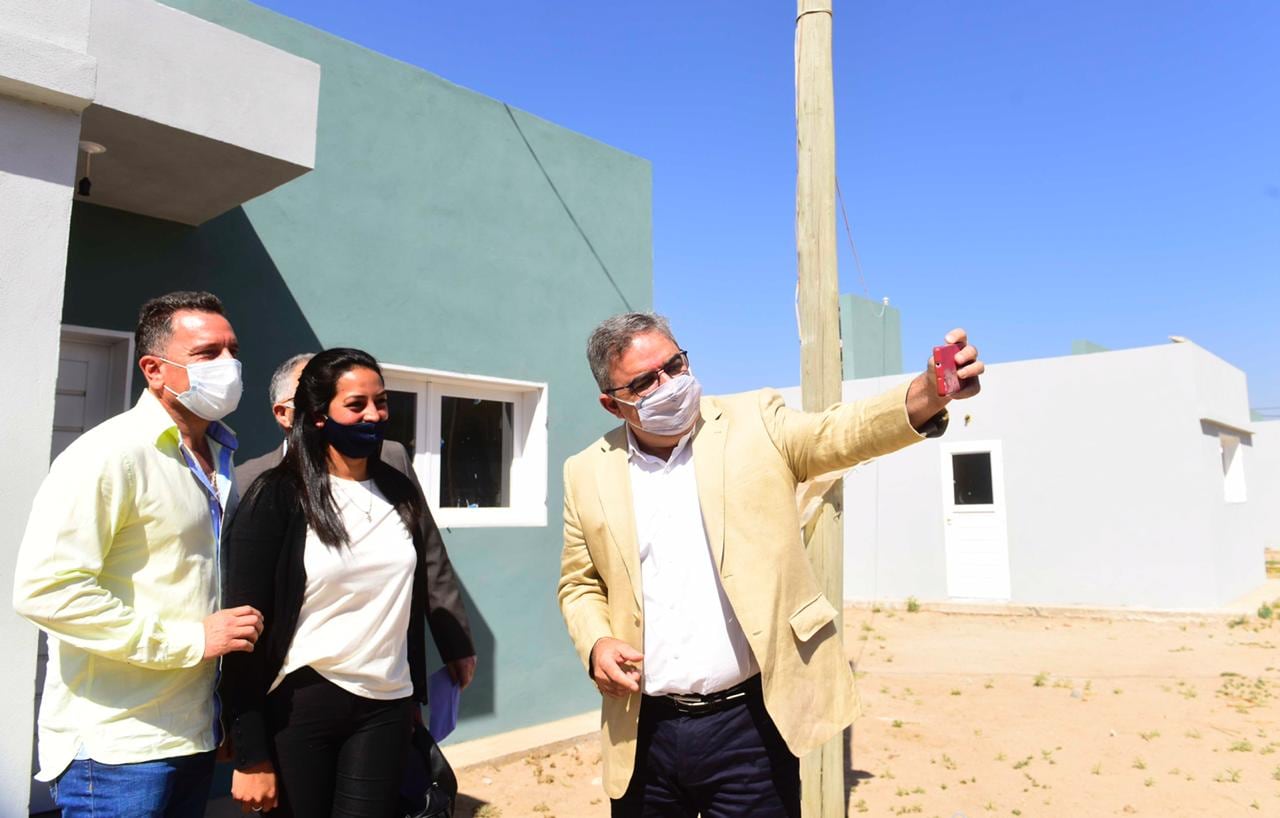 Gobernador Raúl Jalil junto al ministro de Vivienda, Fidel Saenz entregando viviendas.