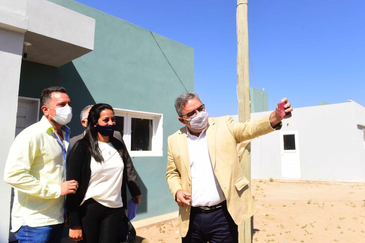 Gobernador Raúl Jalil junto al ministro de Vivienda, Fidel Saenz entregando viviendas.