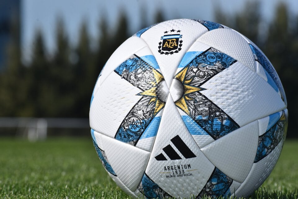 "Argentum 1893", pelota Adidas oficial del fútbol argentino.