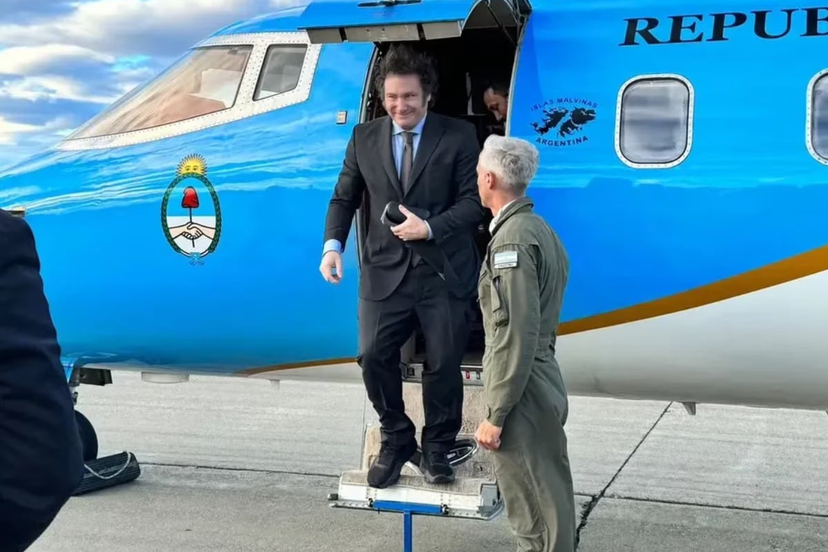 Javier Milei y una costumbre: subir y bajarse de aviones