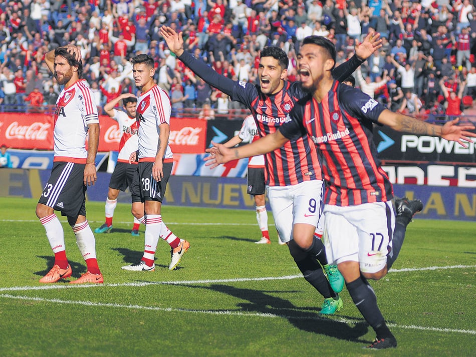 Pablo Díaz y Blandi festejan el 2-1. Ponzio se toma la cabeza.