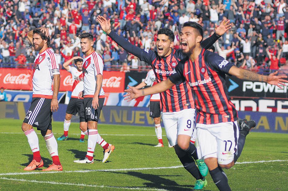 Pablo Díaz y Blandi festejan el 2-1. Ponzio se toma la cabeza.