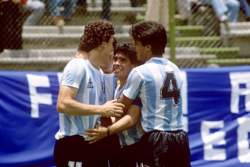 Maradona y Valdano, se abrazan en México 86. 