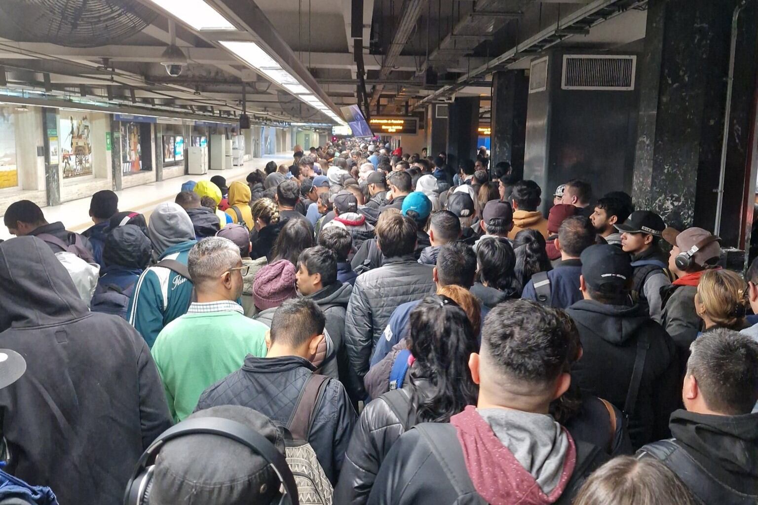 Los pasajeron quedaron varados en plena hora pico. Imagen: @AlertasTransito.