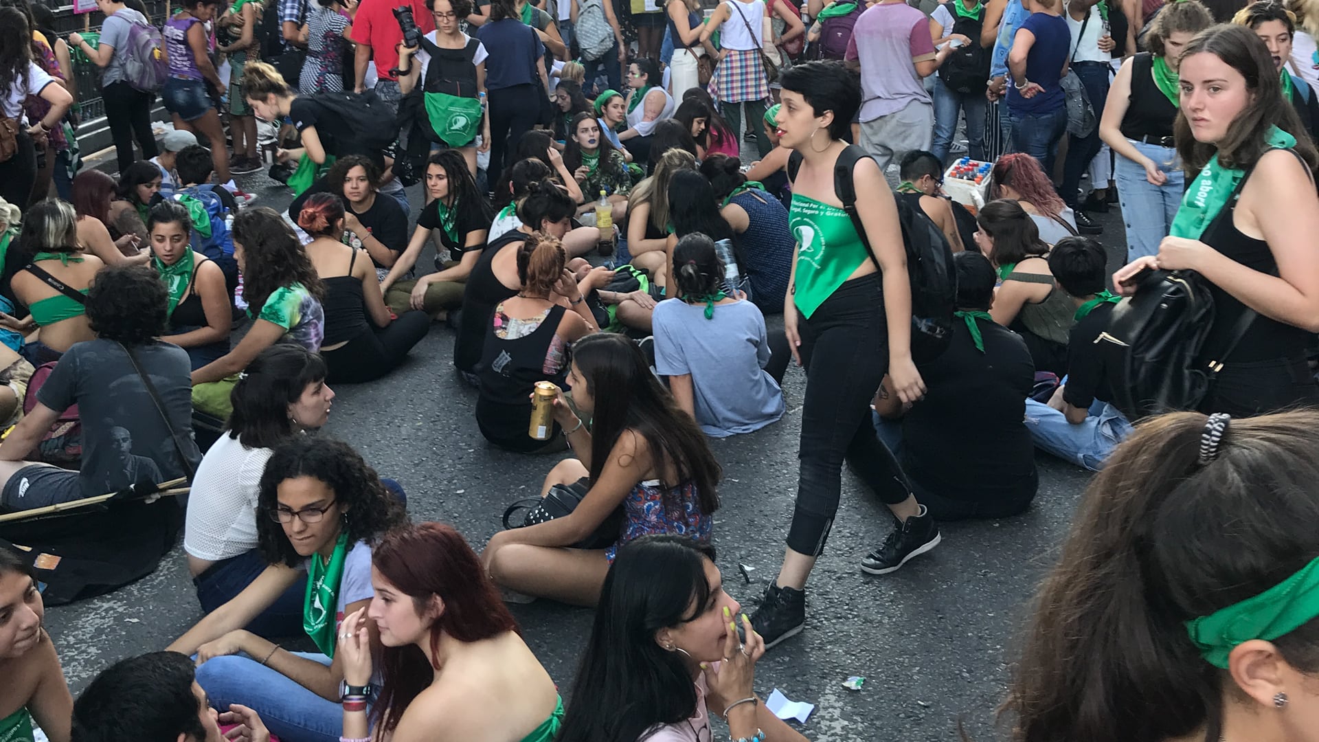 En el recinto o copando las calles, las pibas jóvenes se integraron a la marea verde como grupo de alto riesgo.