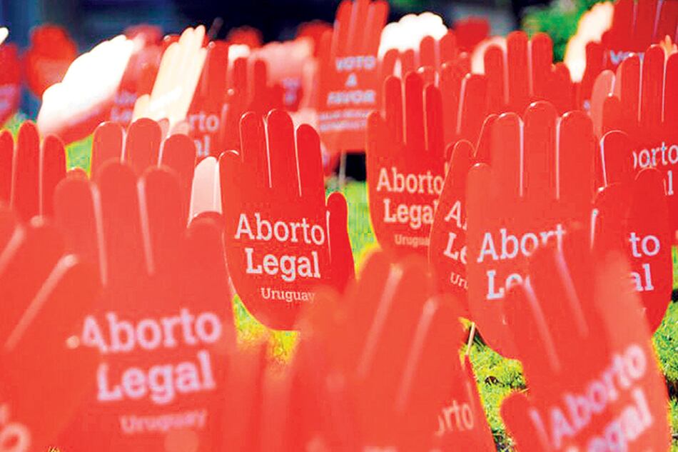 La mano naranja fue un sello propio de las mujeres en la campaña por el aborto en Uruguay.