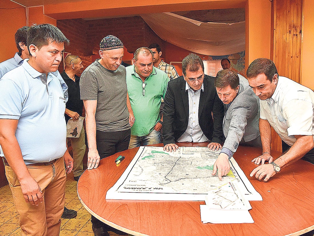 Bergman, con Cristian Ritondo (de saco oscuro), conociendo el territorio bonaerense.