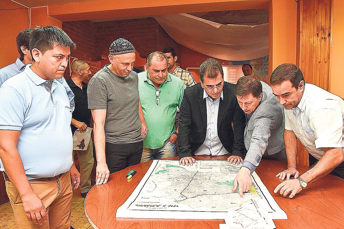 Bergman, con Cristian Ritondo (de saco oscuro), conociendo el territorio bonaerense.