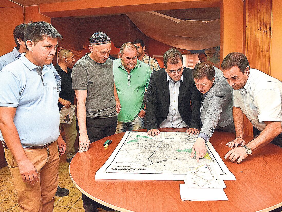 Bergman, con Cristian Ritondo (de saco oscuro), conociendo el territorio bonaerense.
