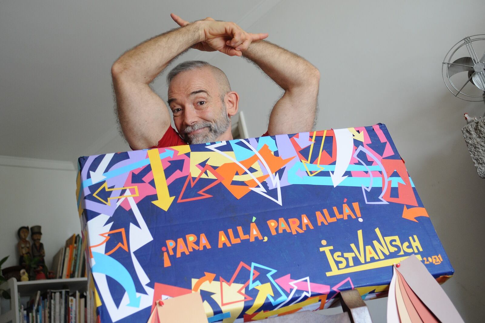 Istvansch es reconocido, entre otras cosas, por sus trabajos hechos a puro recorte de papel y tijera.