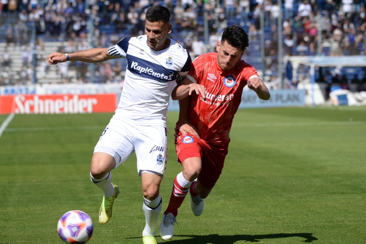 Duelo de laterales: el diestro Guillermo Enrique vs el zurdo Lucas Villalba