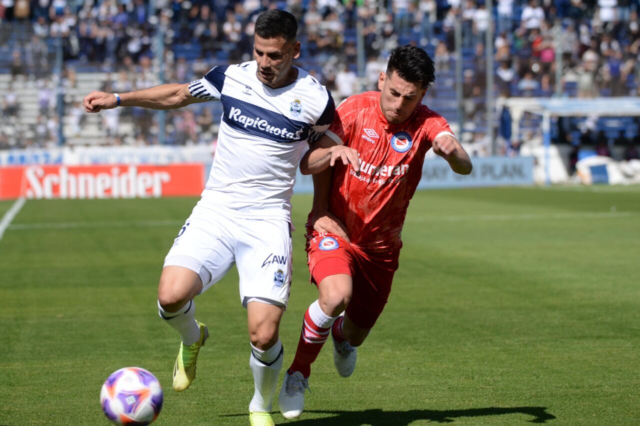 Duelo de laterales: el diestro Guillermo Enrique vs el zurdo Lucas Villalba