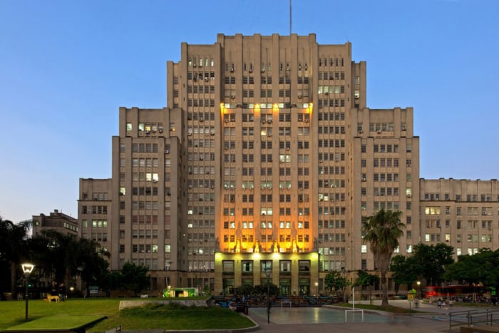 "Es una medida de justicia", dijo Manuel Adorni, aunque evitó explicar por qué se castiga a quienes rindieron bien en lugar de señalar a los responsables del presunto fraude.