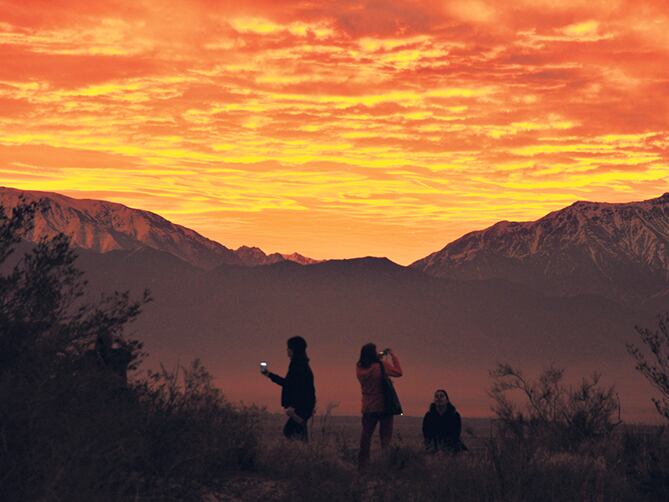 El cañaón cambia de perfil y colores según el recorrido del sol sobre el muro de areniscas.