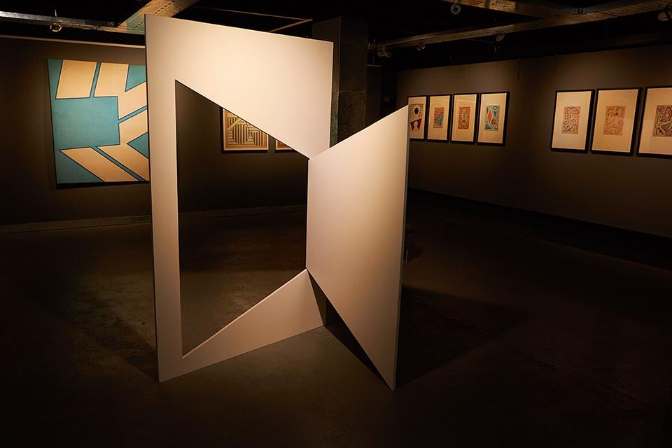 1) Diedro (escultura, 1967) y vista de sala principal. 