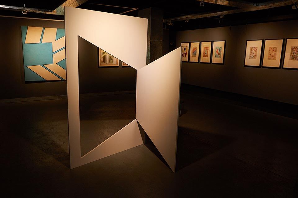 1) Diedro (escultura, 1967) y vista de sala principal.