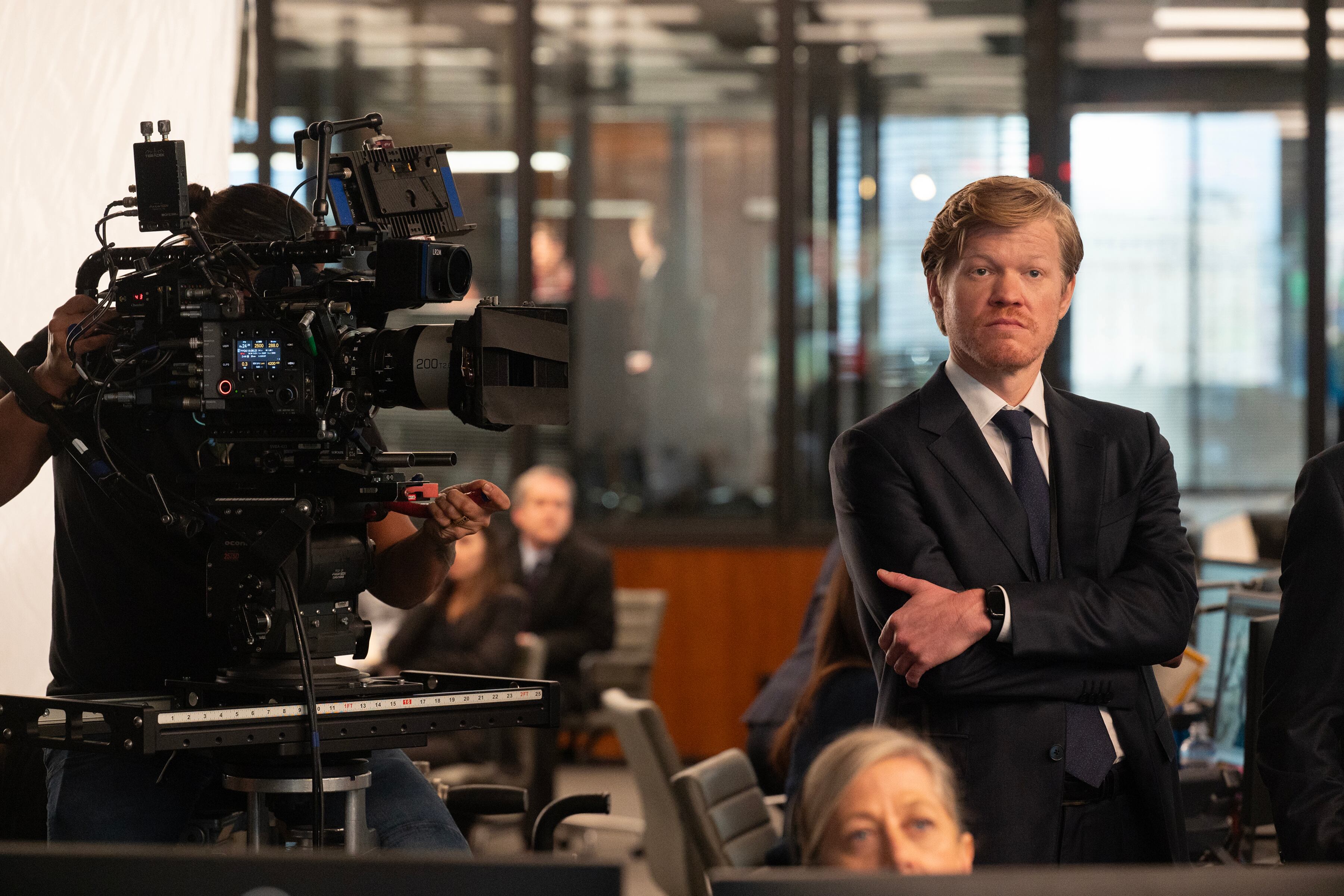 Plemons como Roger, el asistente de Robert De Niro en "Día Cero"