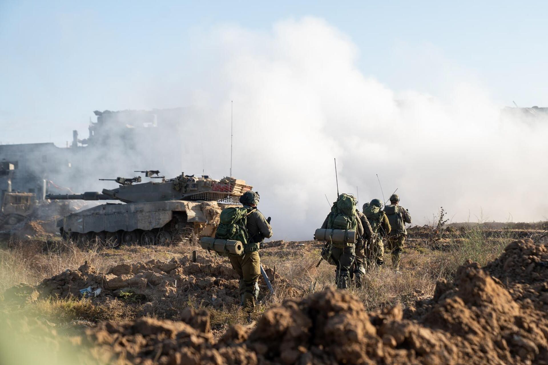  La 252ª División del ejército israelí prosigue sus operaciones en el centro de la Franja de Gaza. 