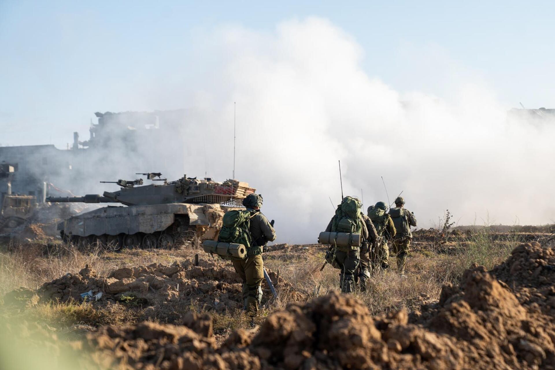 La 252ª División del ejército israelí prosigue sus operaciones en el centro de la Franja de Gaza.