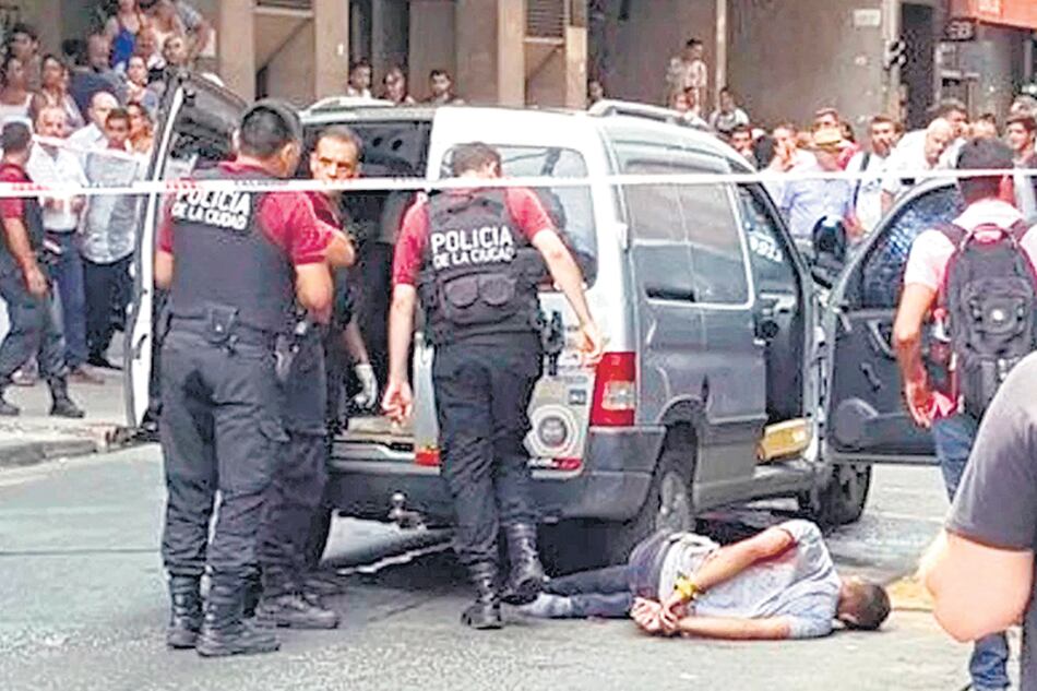 En el operativo policial hubo un único detenido, que se encontraba herido. Otras dos personas lograron escapar.