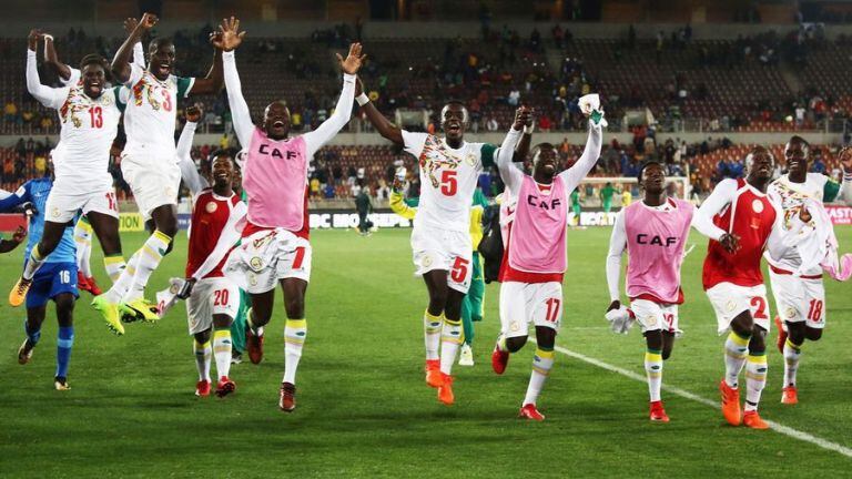 Lo senegaleses festejan la que será su segunda presencia en un Mundial.
