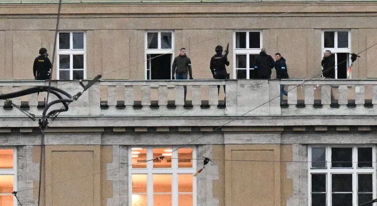 Al menos 15 personas murieron y otras 24 resultaron heridas en un tiroteo en una universidad de Praga