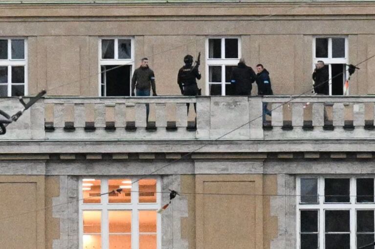 Al menos 15 personas murieron y otras 24 resultaron heridas en un tiroteo en una universidad de Praga