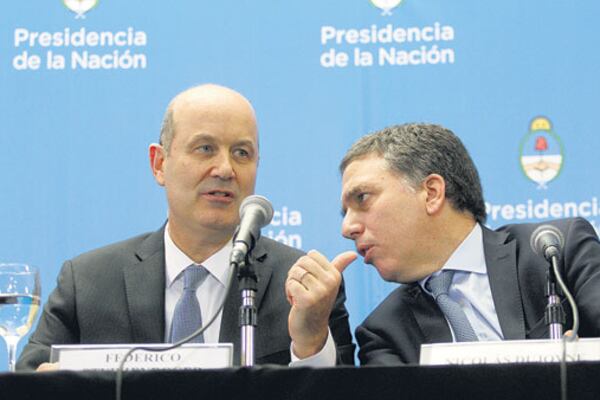 Federico Sturzenegger y Nicolás Dujovne presentaron los términos generales del programa.