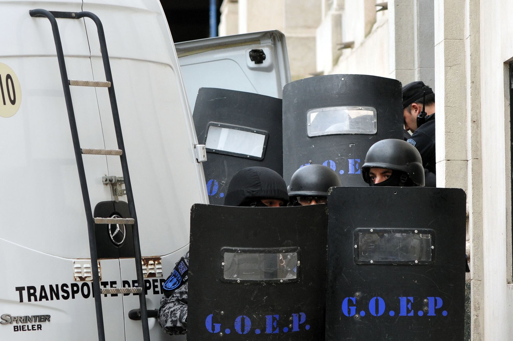 Solís en el momento en que era trasladado por efectivos para la audiencia imputativa.